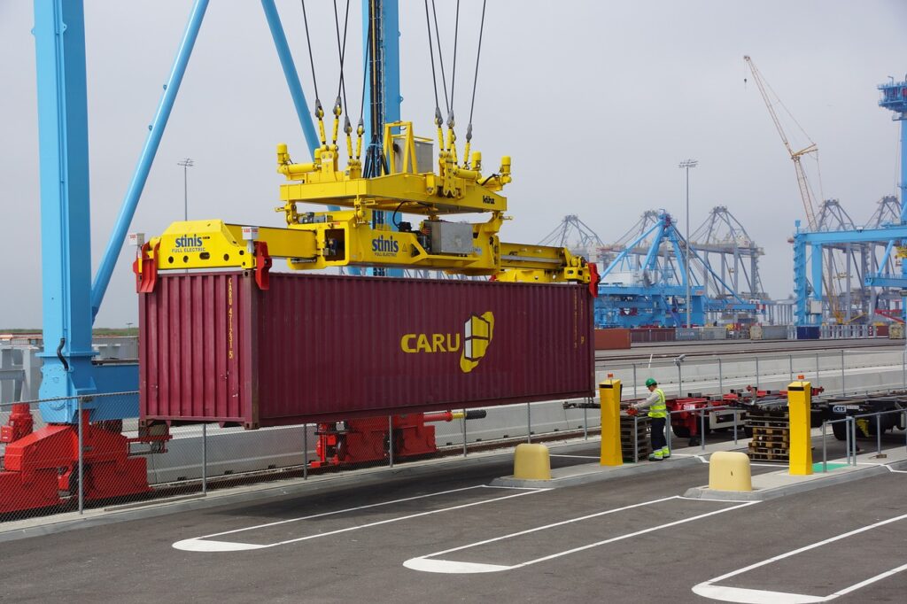 Schiffscontainer im Hafen wird verladen